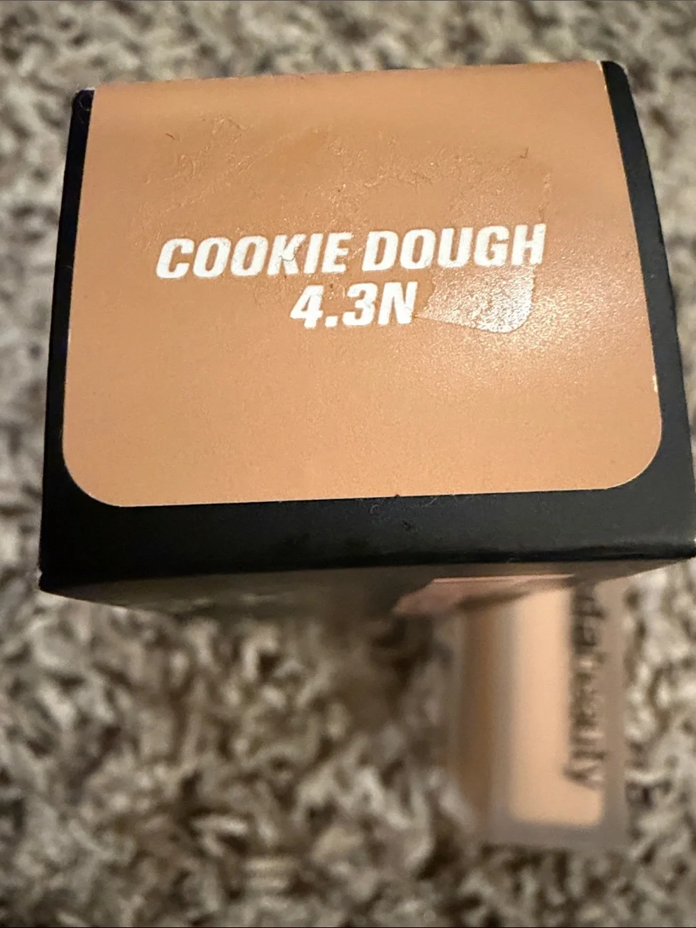 HUDA BEAUTY Luminous Matte Concealer - cookie dough 4.3N